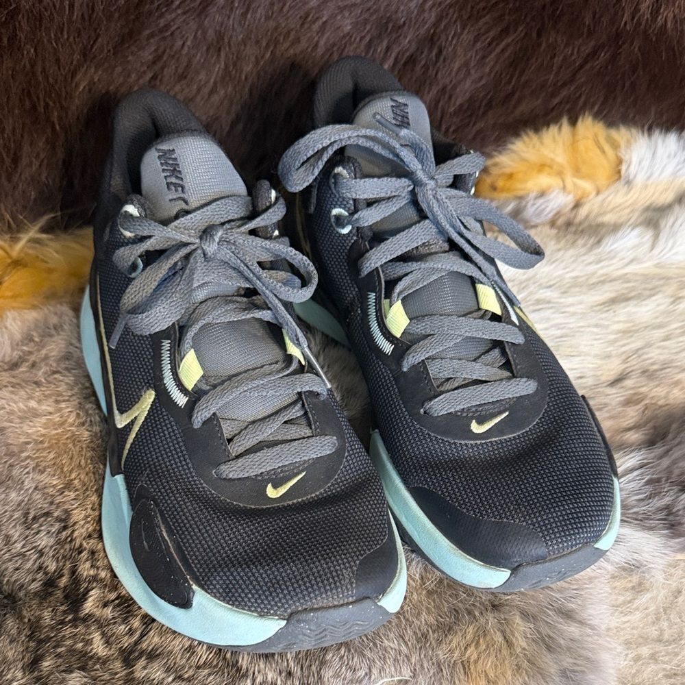 Nike Women's Black and light blue Sneakers 8 (5025D)